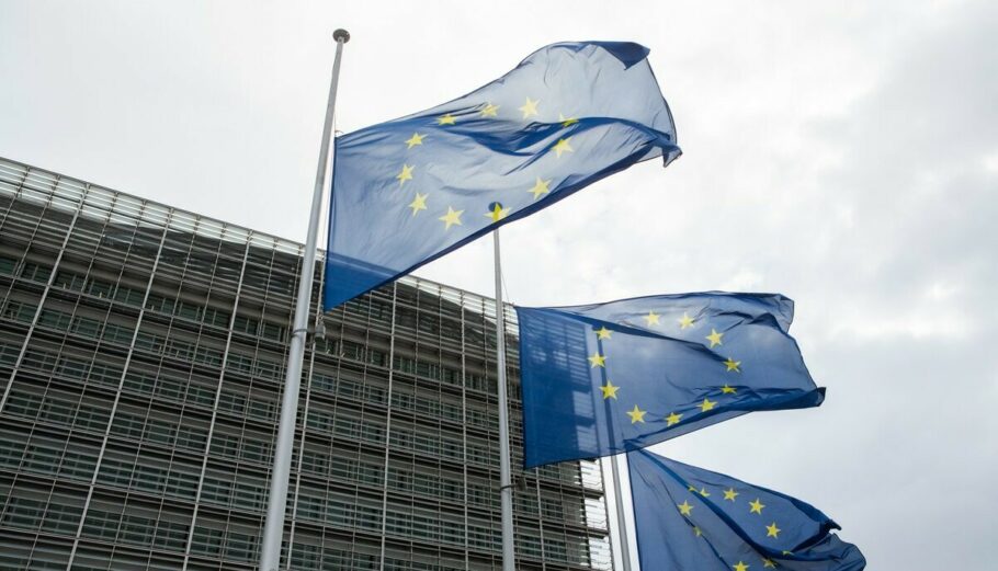 Μεσίστιες σημαίες στα κτίρια της Κομισιόν (φωτογραφία αρχείου) © EU_Commission - Ευρωπαϊκή Επιτροπή
