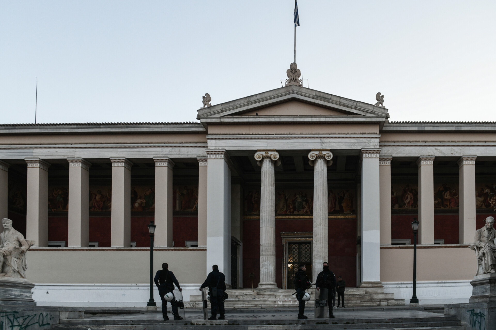 ΕΚΠΑ: Εκκενώθηκε κατάληψη της πρυτανείας στα Προπύλαια