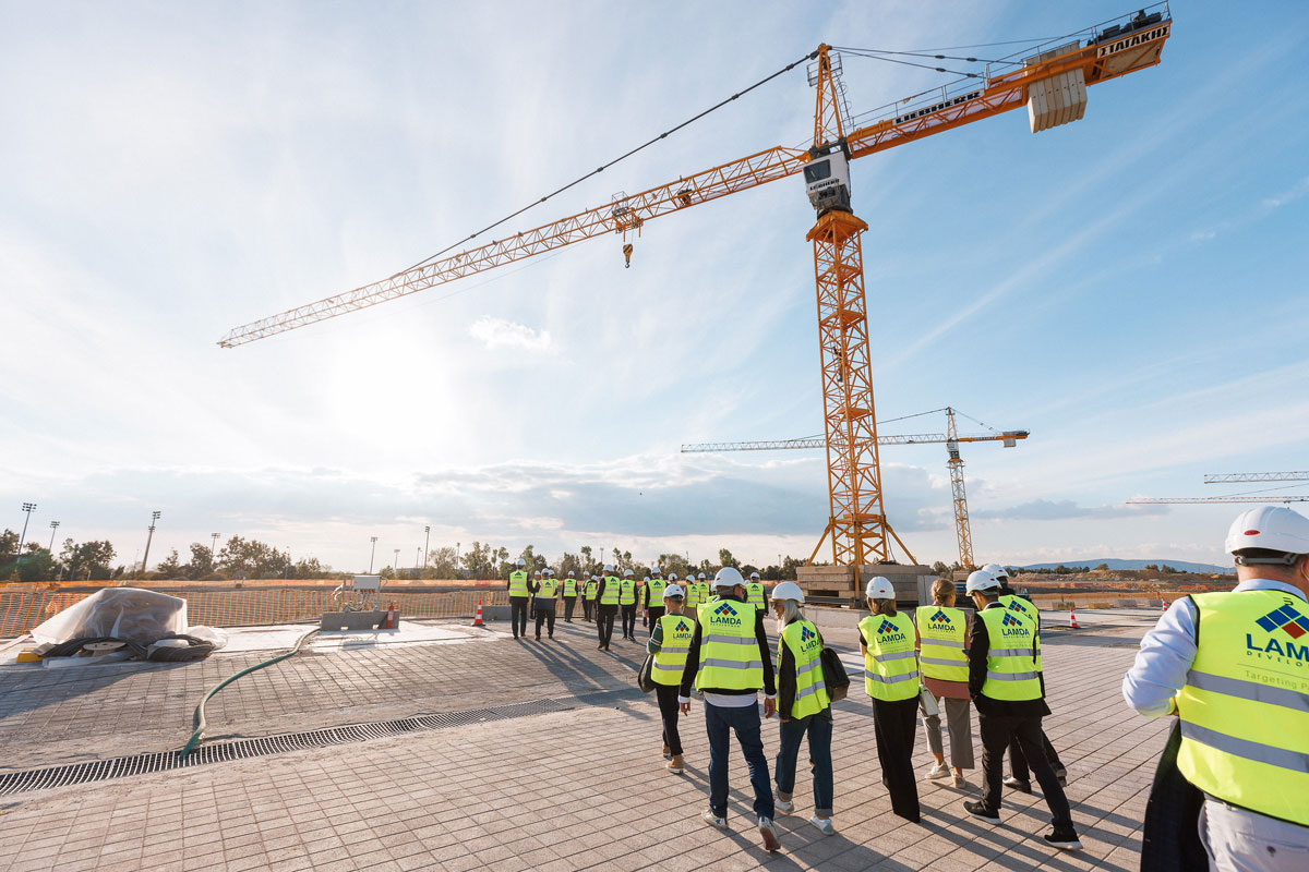 Οι προσκεκλημένοι της Lamda Development ξεναγήθηκαν στο εργοτάξιο για τα εμπορικά κέντρα στο Ελληνικό © Lamda Development