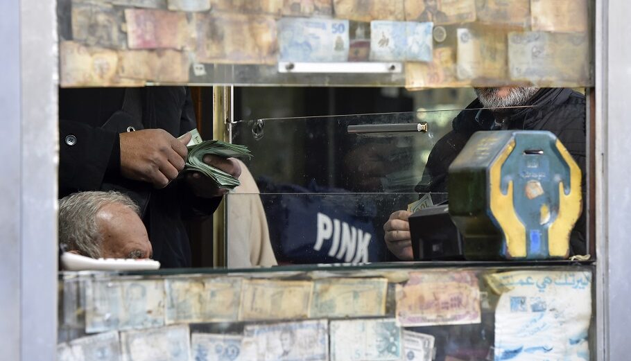 Άνθρωποι περιμένουν να ανταλλάξουν χρήματα σε κατάστημα ανταλλαγής συναλλάγματος στη Βηρυτό του Λιβάνου EPA/WAEL HAMZEH