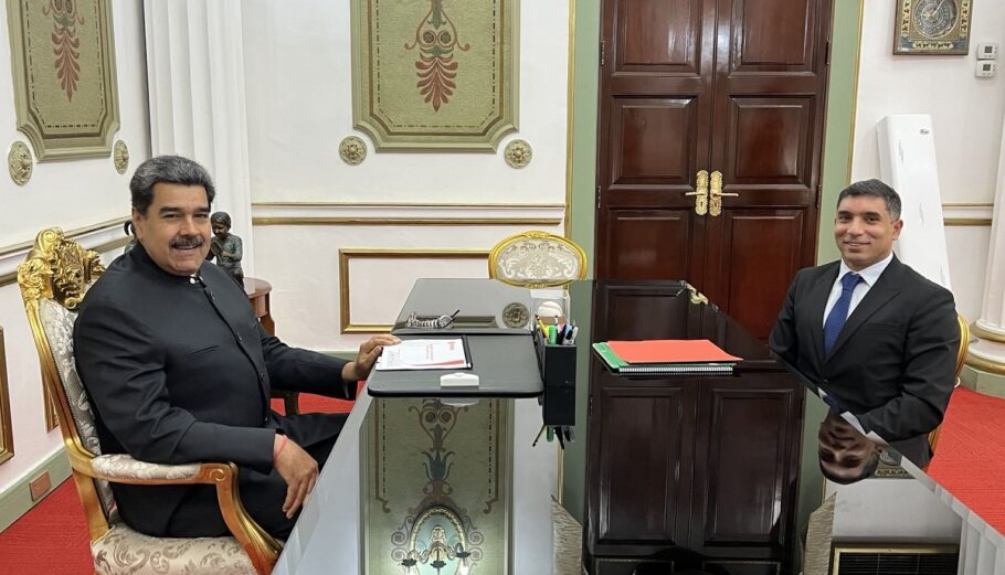 O πρόεδρος της Βενεζουέλας Νικολάς Μαδούρο με τον υπουργό Πετρελαίου, Πέδρο Τεγετσέα © twitter/NicolasMaduro