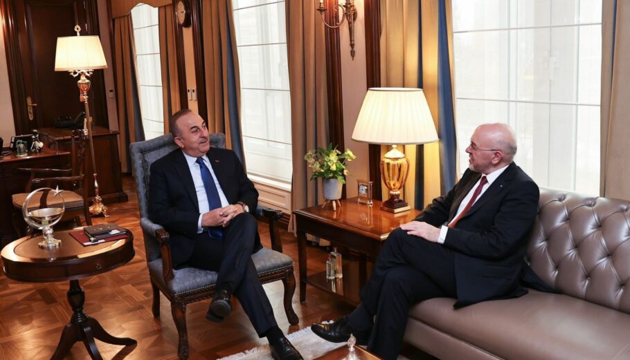 Ο υπουργός Εξωτερικών της Τουρκίας, Μεβλούτ Τσαβούσογλου με τον υφυπουργό Εξωτερικών της Ελλάδας, Κώστα Φραγκογιάννη © twitter.com/MevlutCavusoglu