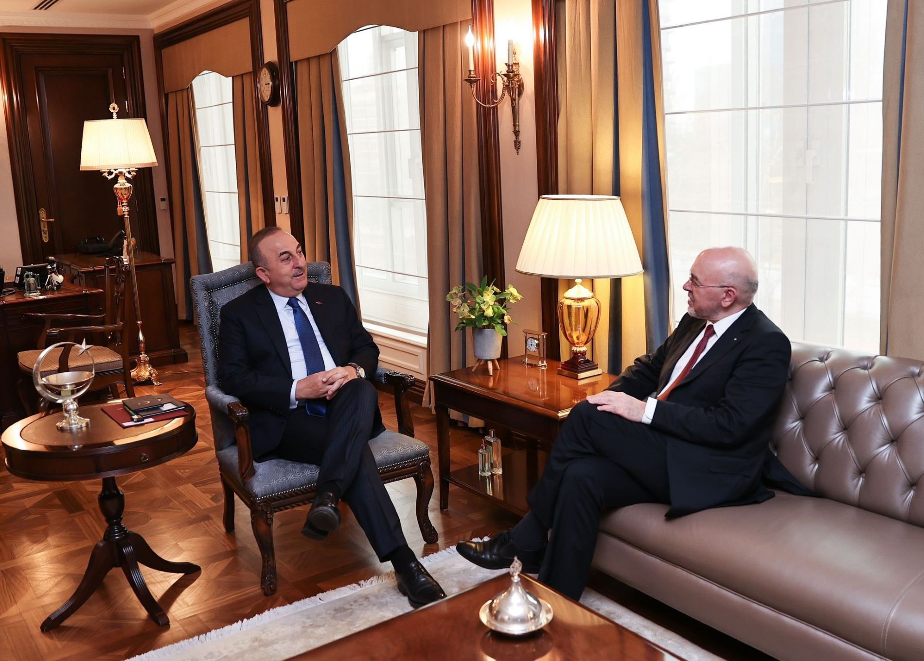Ο υπουργός Εξωτερικών της Τουρκίας, Μεβλούτ Τσαβούσογλου με τον υφυπουργό Εξωτερικών της Ελλάδας, Κώστα Φραγκογιάννη © twitter.com/MevlutCavusoglu
