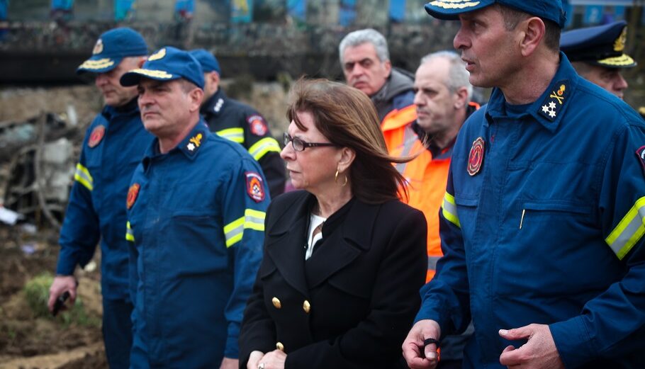 Η ΠτΔ Κατερίνα Σακελλαροπούλου στο σημείο του πολύνεκρου σιδηροδρομικού δυστυχήματος στα Τέμπη @Eurokinissi