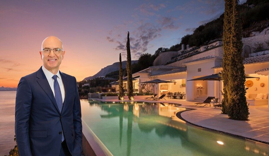 Ο Πρόεδρος και CEO της Greece Sotheby’s International Realty κ. Σάββας Σαββαΐδης και η βίλα Grand Marine στην Κέρκυρα© sothebysrealty.gr/powergame.gr