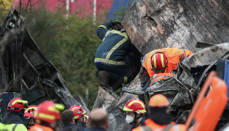 Συνεχίζονται οι έρευνες διάσωσης στον τόπο της σιδηροδρομικής τραγωδίας στα Τέμπη © Motion Team / Eurokinissi