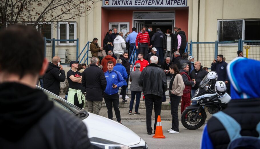 Συγγενείς των θυμάτων έξω από το νοσοκομείο Λάρισας ©Eurokinissi