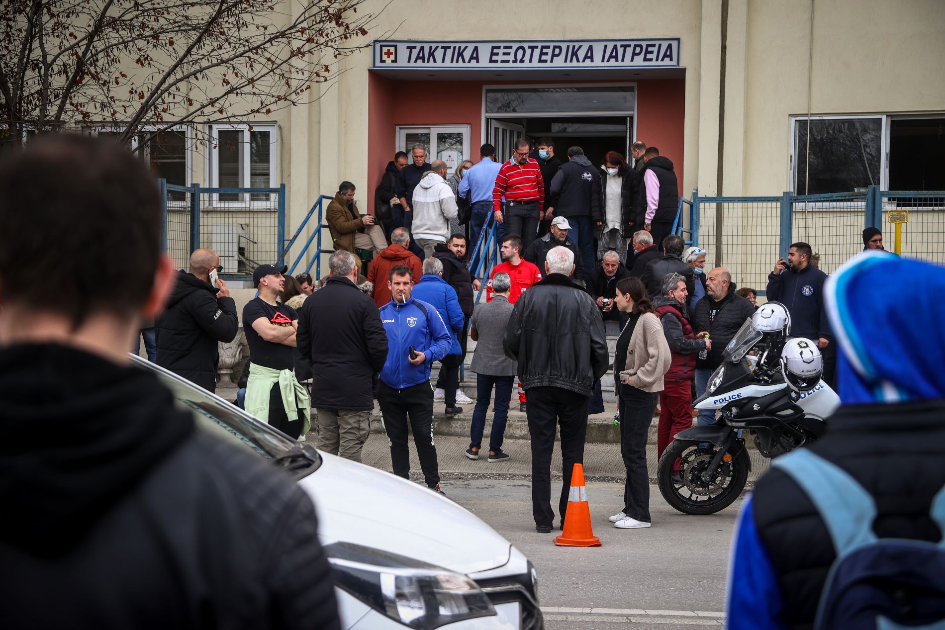 Συγγενείς των θυμάτων έξω από το νοσοκομείο Λάρισας ©Eurokinissi