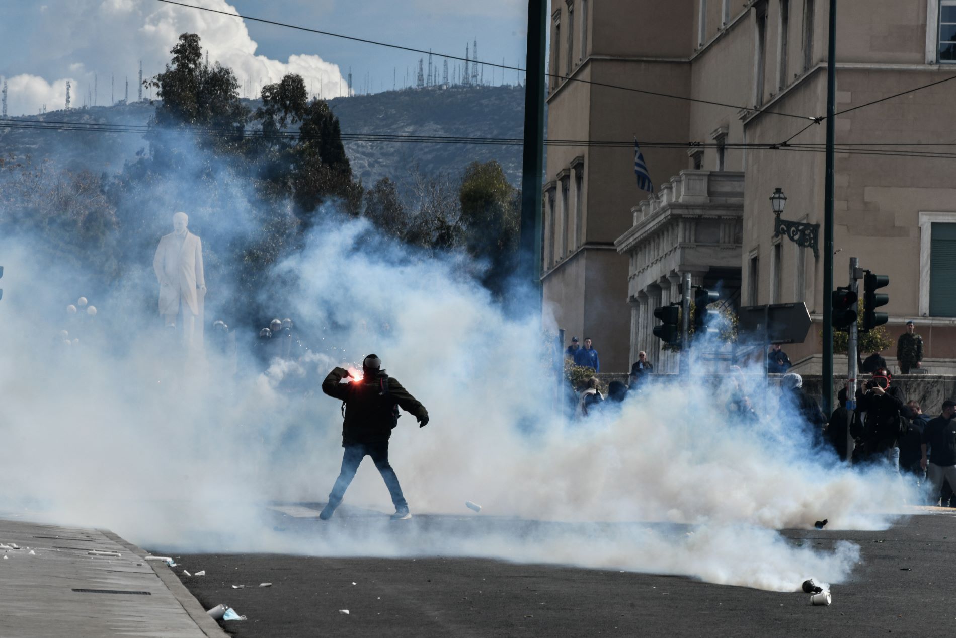 Επεισόδια στο συλλαλητήριο για τα Τέμπη στο Σύνταγμα