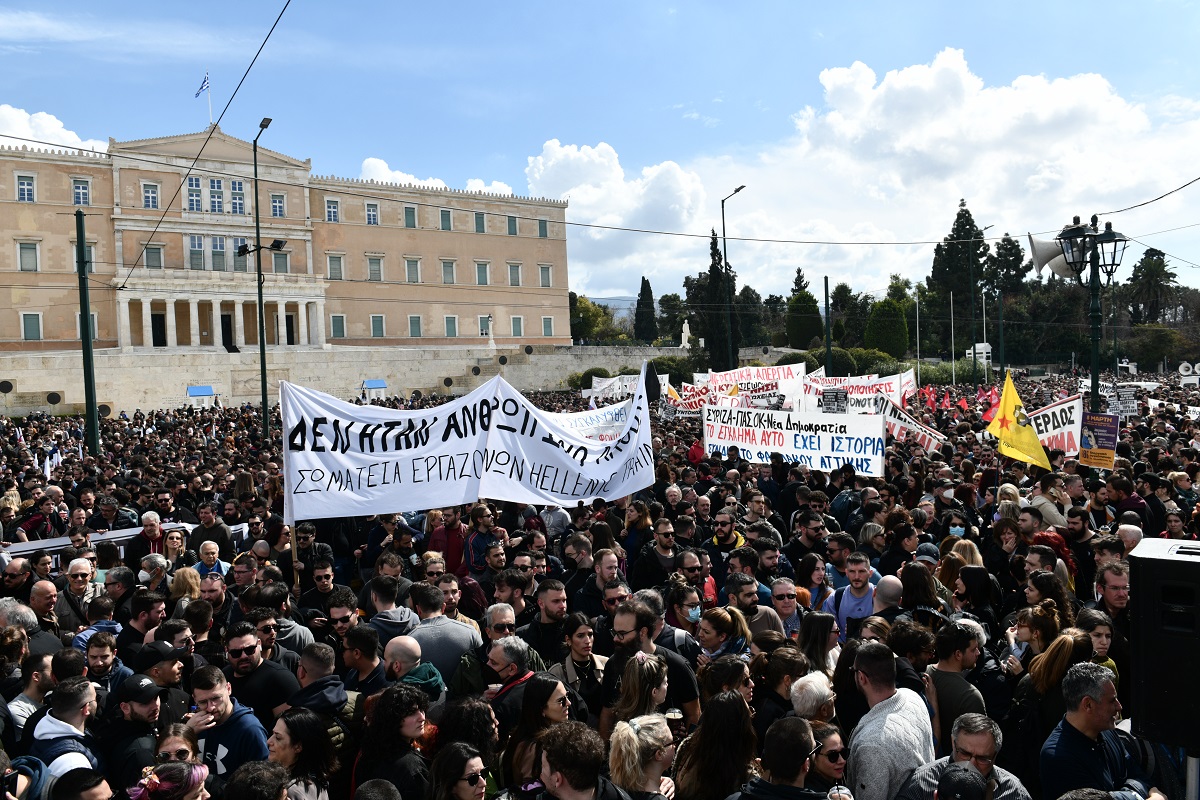 Μαζικές διαδηλώσεις μετά το πολύνεκρο δυστύχημα στα Τέμπη © EUROKINISSI