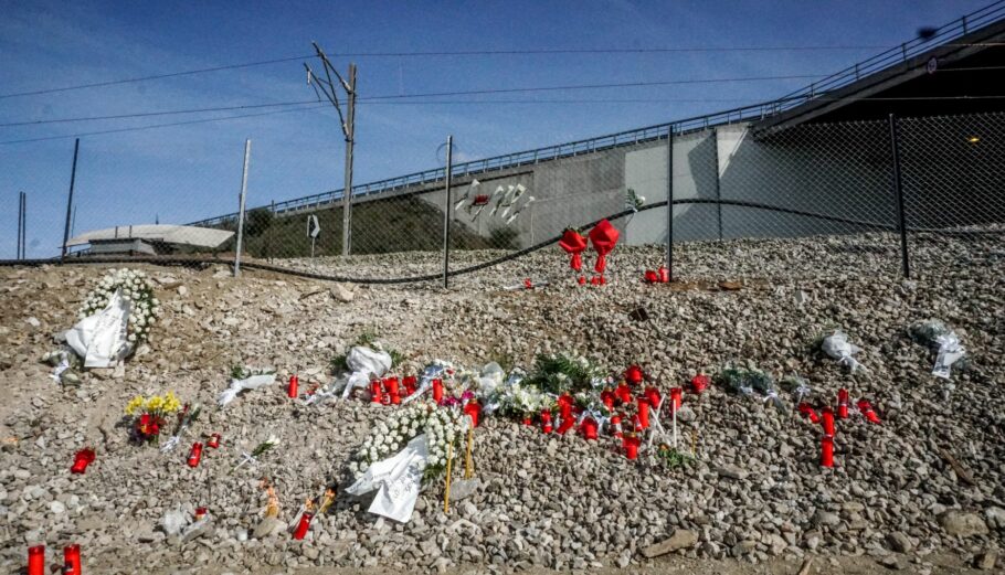 Λουλούδια στο σημείο της τραγωδίας στα Τέμπη ©Eurokinissi