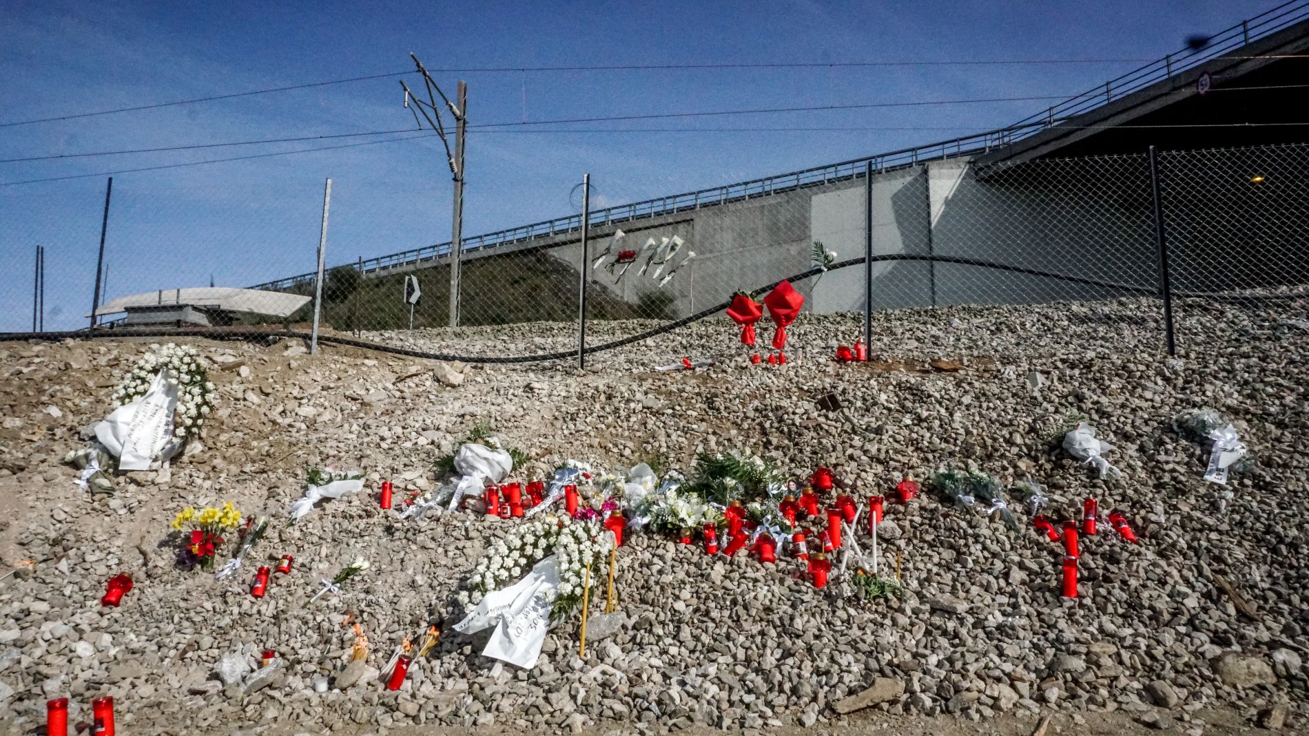 Λουλούδια στο σημείο της τραγωδίας στα Τέμπη ©Eurokinissi