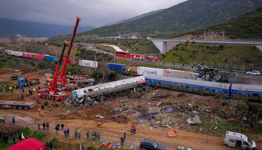 Εικόνες από drone από το πολύνεκρο σιδηροδρομικό δυστύχημα στα Τέμπη έξω από την Λάρισα @Eurokinissi