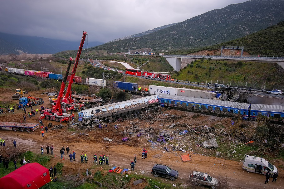 Εικόνες από drone από το πολύνεκρο σιδηροδρομικό δυστύχημα στα Τέμπη έξω από την Λάρισα @Eurokinissi