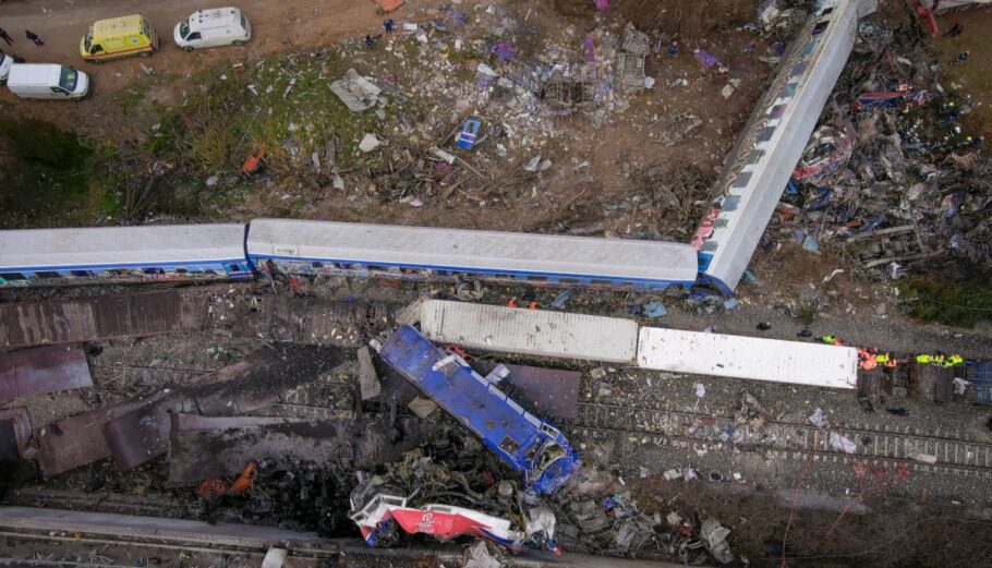 Εικόνες από drone από το πολύνεκρο σιδηροδρομικό δυστύχημα στα Τέμπη έξω από την Λάρισα @ Eurokinissi / ΒΑΣΙΛΗΣ ΒΕΡΒΕΡΙΔΗΣ