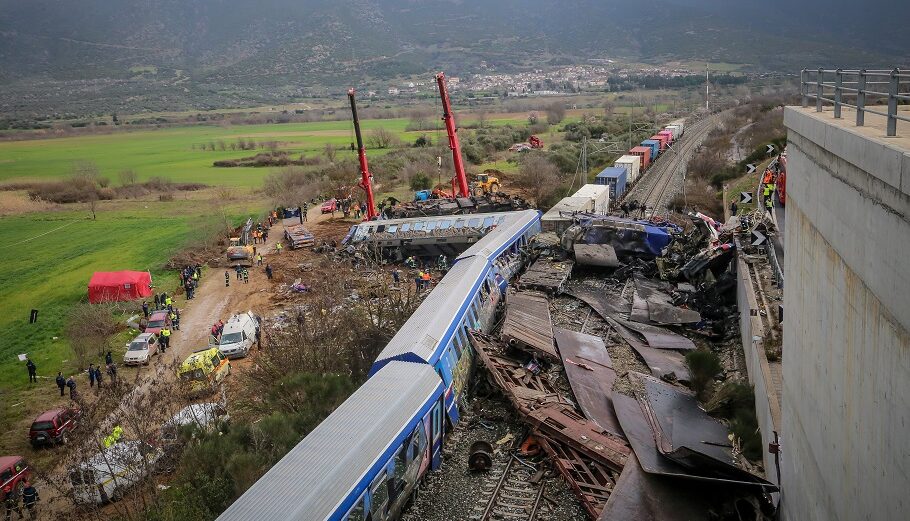 Σιδηροδρομικό δυστύχημα στα Τέμπη έξω από την Λάρισα, σύγκρουση εμπορικής και επιβατικής αμαξοστοιχίας © Eurokinissi