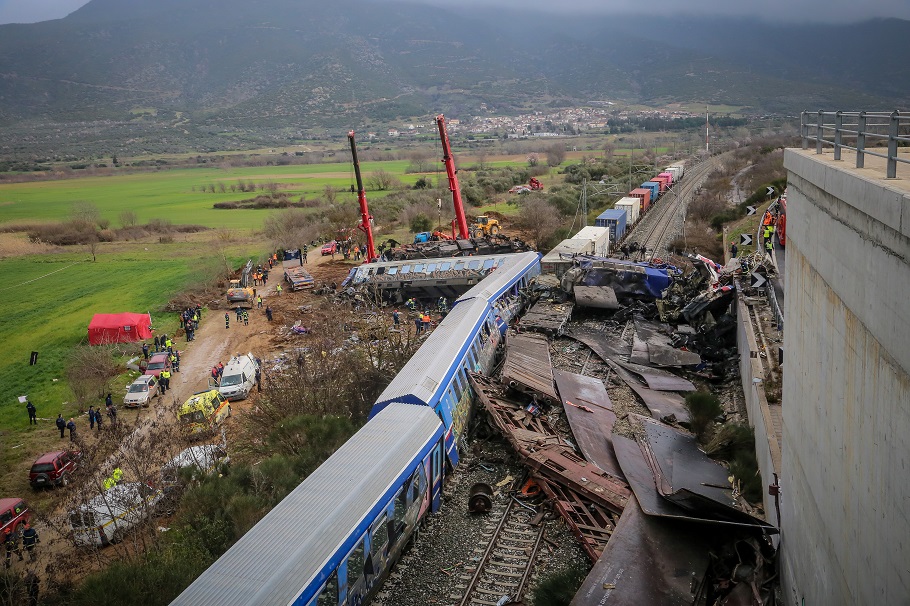 Σιδηροδρομικό δυστύχημα στα Τέμπη έξω από την Λάρισα, σύγκρουση εμπορικής και επιβατικής αμαξοστοιχίας © Eurokinissi
