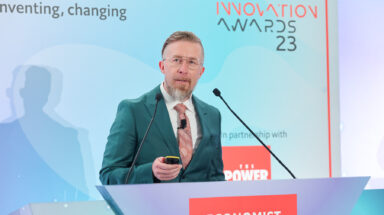 Ο δημιουργός του hashtag Κρις Μεσίνα στο Economist Technology and Innovation in 2023 and Beyond Gala Dinner © Economist Impact Events for Greece, Cyprus, Malta and southeast Europe