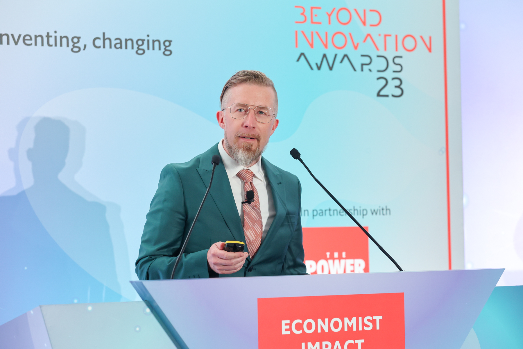 Ο δημιουργός του hashtag Κρις Μεσίνα στο Economist Technology and Innovation in 2023 and Beyond Gala Dinner © Economist Impact Events for Greece, Cyprus, Malta and southeast Europe