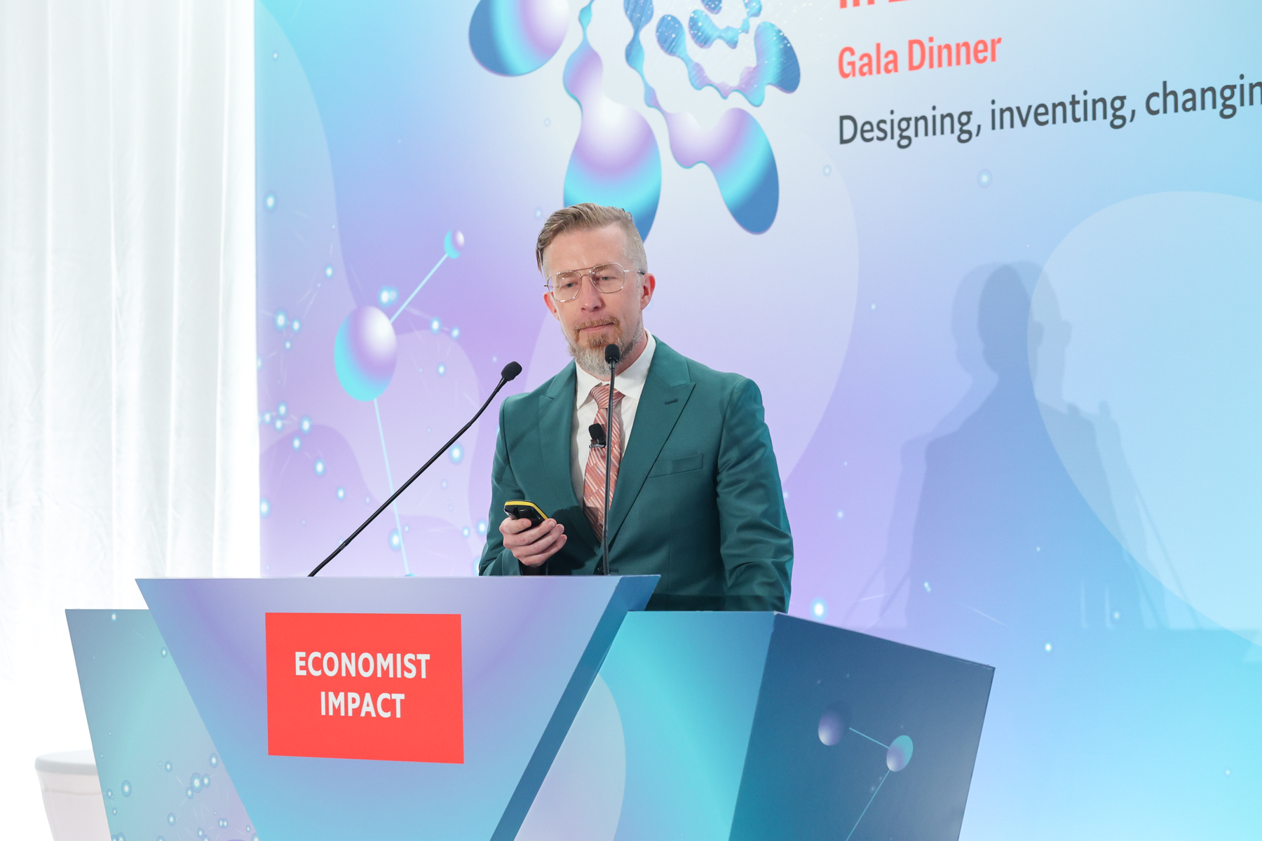 Ο δημιουργός του hashtag Κρις Μεσίνα στο Economist Technology and Innovation in 2023 and Beyond Gala Dinner © Economist Impact Events for Greece, Cyprus, Malta and southeast Europe