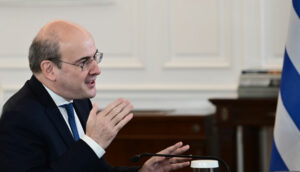Ο υπουργός Εργασίας Κωστής Χατζηδάκης κατά τη σύσκεψη στο Μέγαρο Μαξίμου με τον πρωθυπουργό Κυριάκο Μητσοτάκη για τον Κατώτατο Μισθό © Eurokinissi