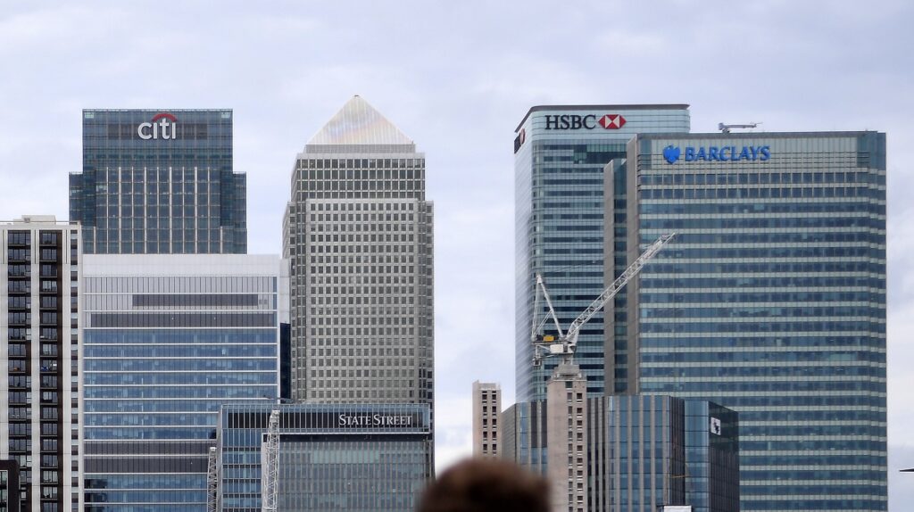 Moody’s: Οι κίνδυνοι για τις τράπεζες διεθνώς και το ελληνικό στόρι
