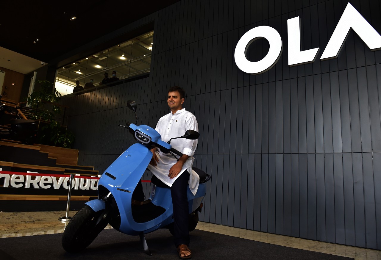 Ο πρόεδρος και ΔΣ της Ola Electric Μπαβίς Αγκαργουάλ παρουσιάζει το πρώτο ηλεκτρικό Ola Scooter στο Μπάνγκαλορ της Ινδίας.