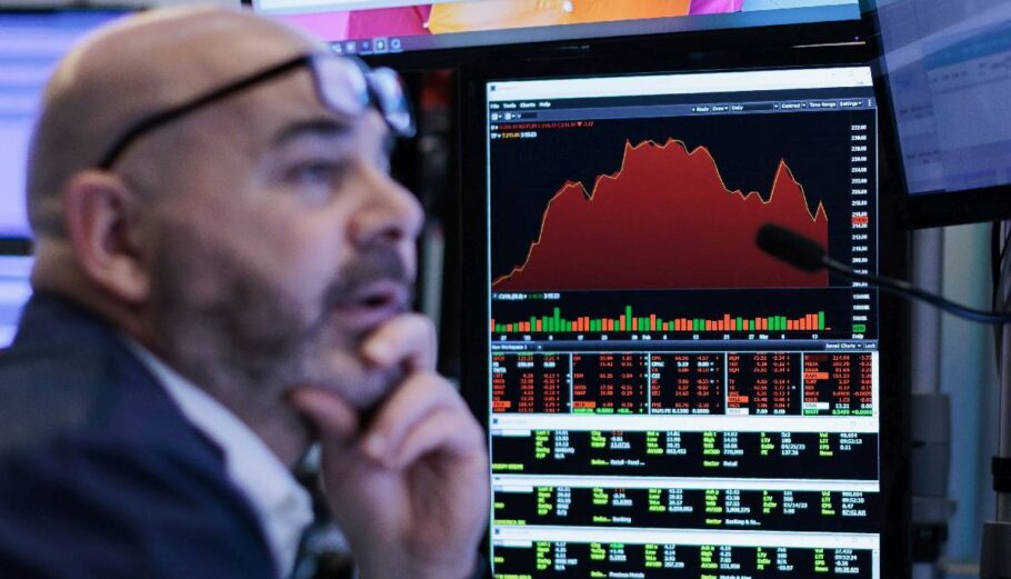 Οθόνη που δείχνει πτώση στη Wall Street © EPA/JUSTIN LANE