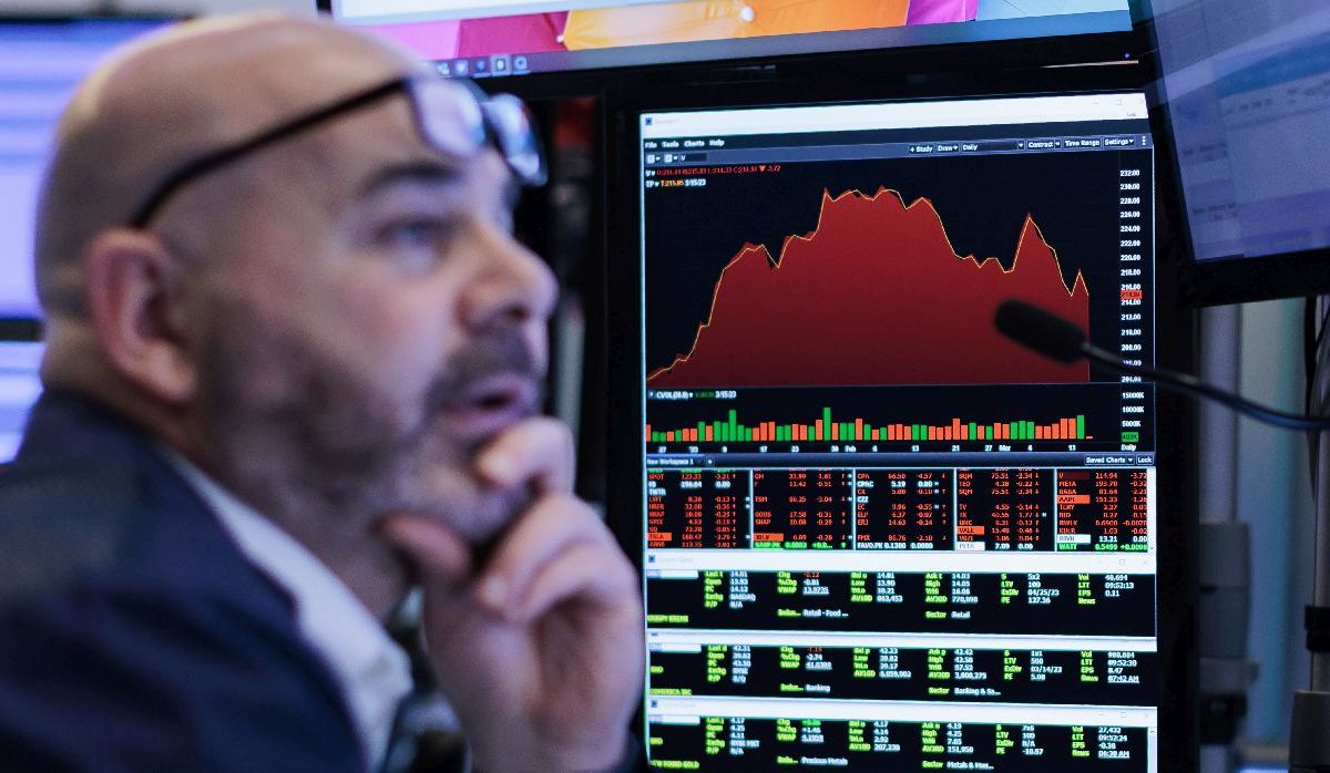 Οθόνη που δείχνει πτώση στη Wall Street © EPA/JUSTIN LANE