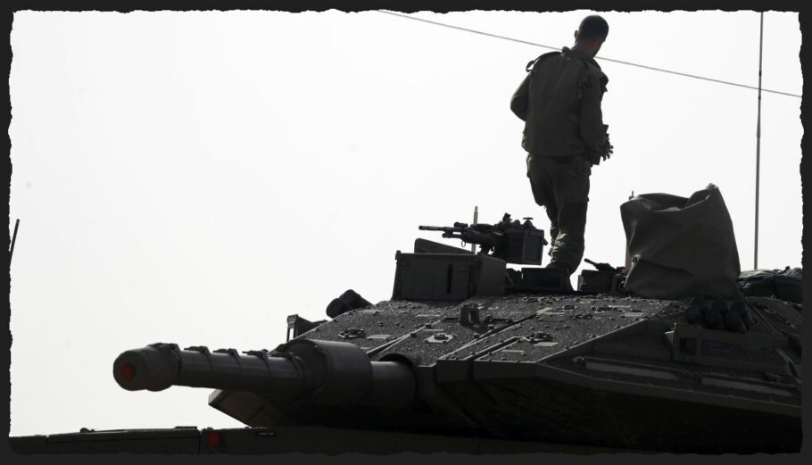 Ισραηλινοί στρατιώτες σε τανκ κοντά στα σύνορα Ισραήλ-Λιβάνου © EPA/ATEF SAFADI