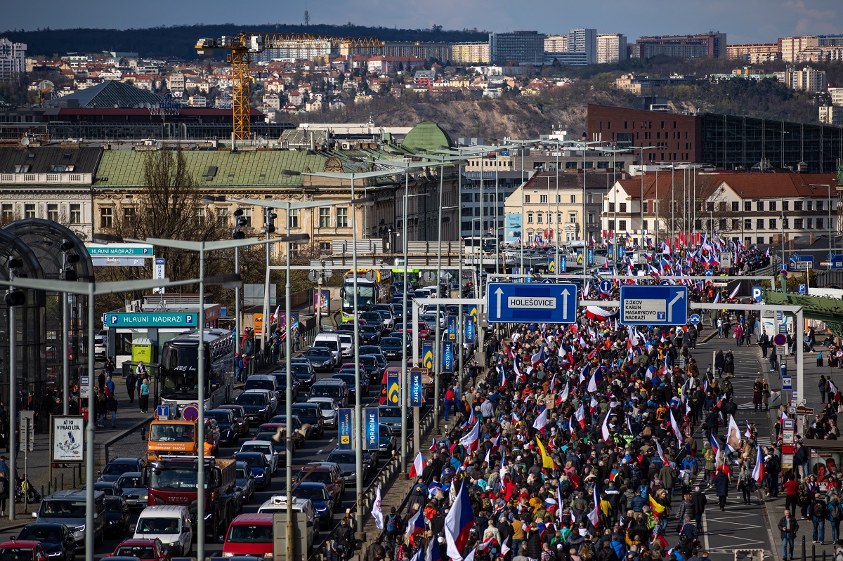 Αντικυβερνητική διαδήλωση στην Πράγα με αφορμή τον υψηλό πληθωρισμό και το κόστος της ενέργειας © EPA/MARTIN DIVISEK