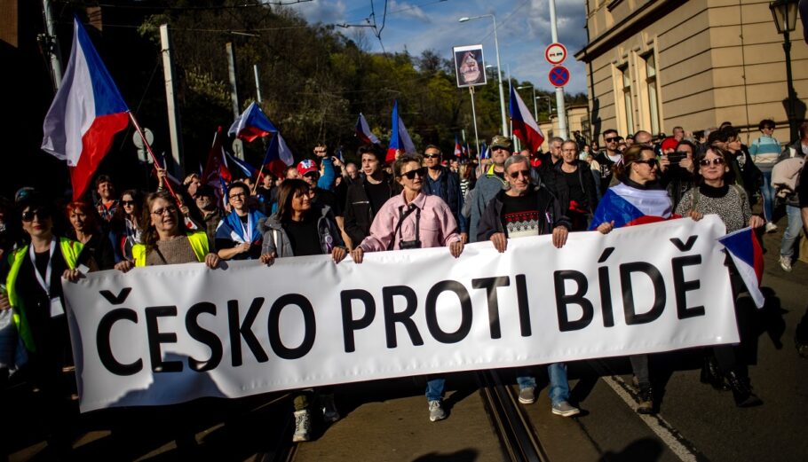 Αντικυβερνητική διαδήλωση στην Πράγα με αφορμή τον υψηλό πληθωρισμό και το κόστος της ενέργειας © EPA/MARTIN DIVISEK