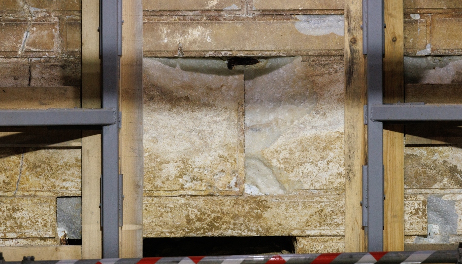Μαρμάρινα τοιχώματα στο εσωτερικό του Τύμβου Καστά © ΑΠΕ-ΜΠΕ/ΑΧΙΛΛΕΑΣ ΧΗΡΑΣ