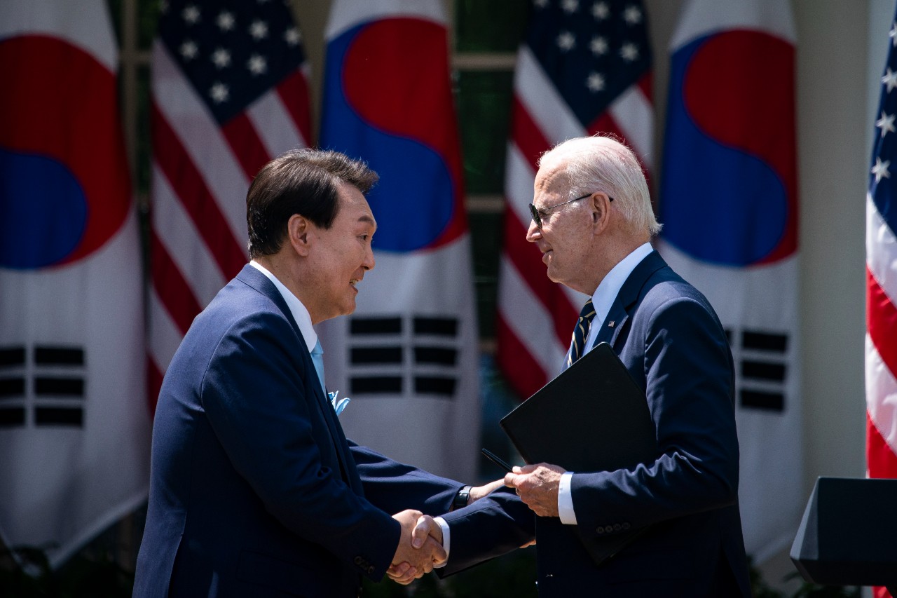 Ο Νοτιοκορεάτης πρόεδρος Γιούν Σουκ Γέολ και ο Τζο Μπάιντεν