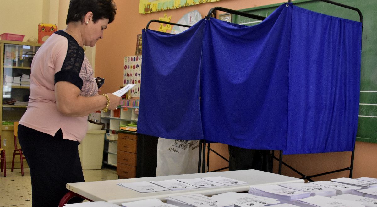 Εθνικές εκλογές, ψηφοδέλτια, παραβάν © Eurokinissi / ΠΑΠΑΔΟΠΟΥΛΟΣ ΒΑΣΙΛΗΣ
