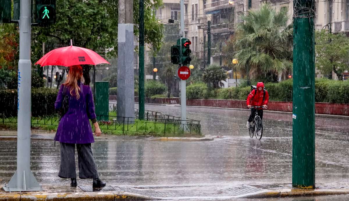 Βροχή, πολίτες με ομπρέλα © Eurokinissi / ΓΙΕΝΑΝΤΑ ΝΤΕΛΑΪ