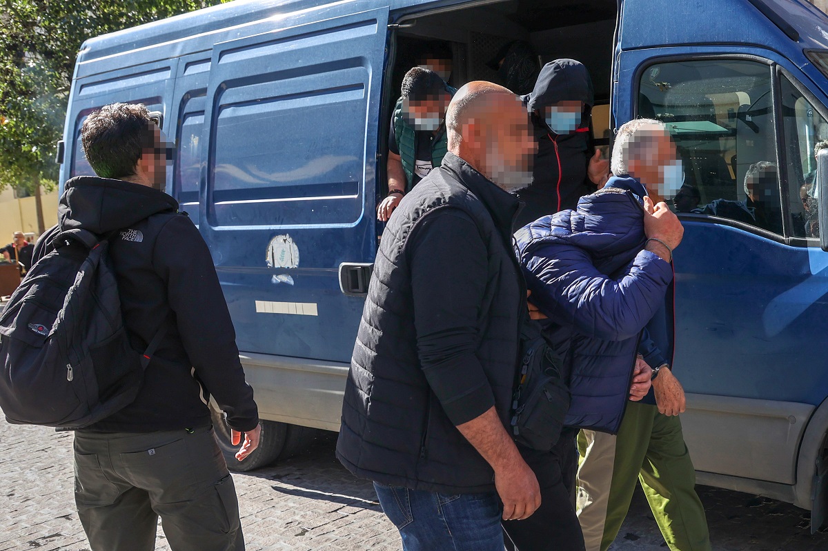 Απολογία στον εισαγγελέα των συλληφθέντων στο Ηράκλειο Κρήτης που κατηγορούνται για κύκλωμα αρχαιοκαπηλίας © Eurokinissi