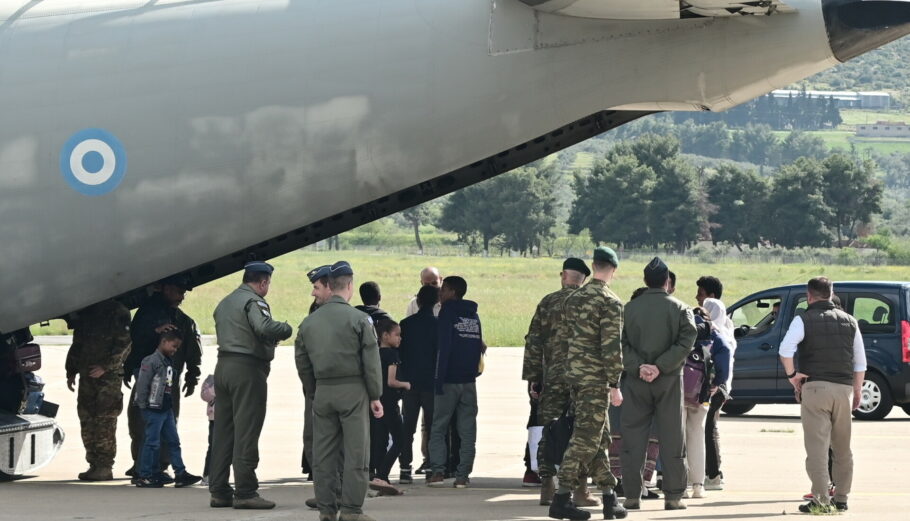 Στο αεροδρόμιο της Τανάγρας το αεροσκάφος της Πολεμικής Αεροπορίας που μεταφέρει ομογενείς από το Σουδάν © Eurokinissi