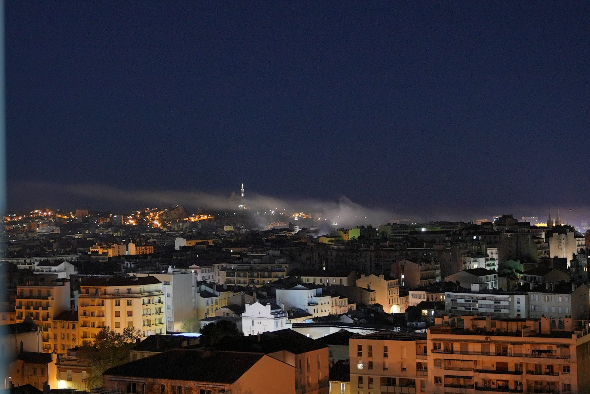 Η κατάρρευση της πολυκατοικίας στη Μασσαλία όπως φαίνεται από απόσταση