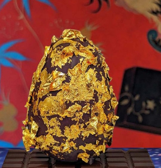 Αυγό με καλυμμένο με βρώσιμο φύλλο χρυσού © instagram.com/birleybakery