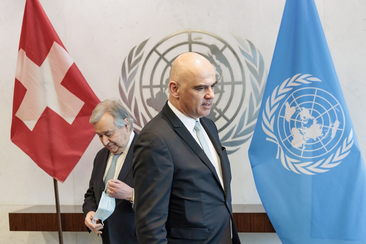 Ο πρόεδρος της Ελβετίας υπεραμύνεται του deal UBS – Credit Suisse