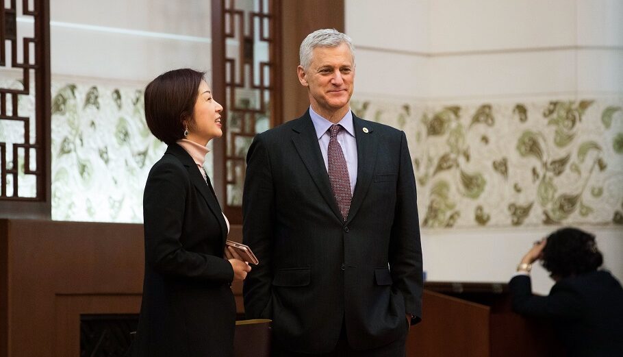 Ο CEO της Standard Chartered Μπιλ Γουίντερς @ EPA/CHRIS RATCLIFFE / POOL