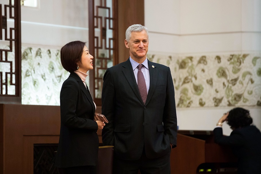 Ο CEO της Standard Chartered Μπιλ Γουίντερς @ EPA/CHRIS RATCLIFFE / POOL
