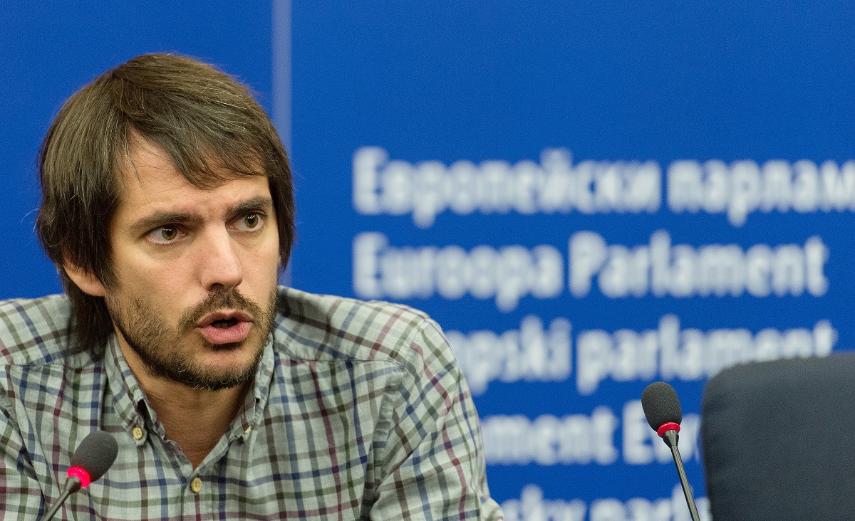 Ο Ernest Urtasun συνεισηγητής της Επιτροπής Οικονομικής και Νομισματικής Πολιτικής για τις μεταφορές κρυπτονομισάτων © EPA/PATRICK SEEGER