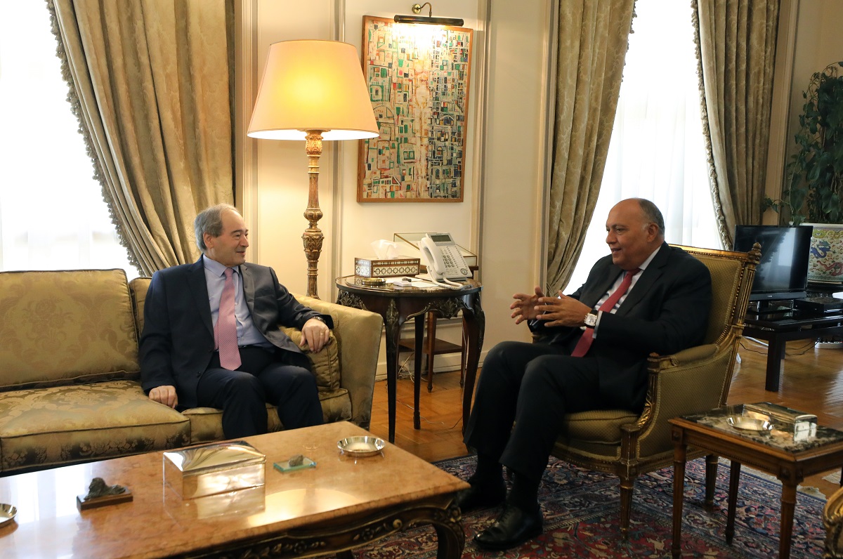 Ο Αιγύπτιος υπουργός Εξωτερικών Σάμεχ Σούκρι και ο ομόλογός του Φάισαλ Μεκντάντ © EPA/KHALED ELFIQI