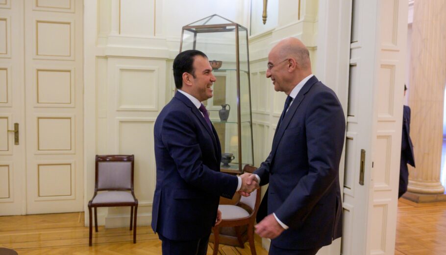 Ο πρεσβευτής του Κατάρ στην Ελλάδα Ουαλίντ Αλ – Εμάντι και ο υπουργός Εξωτερικών Νίκος Δένδιας © Twitter / Nikos Dendias