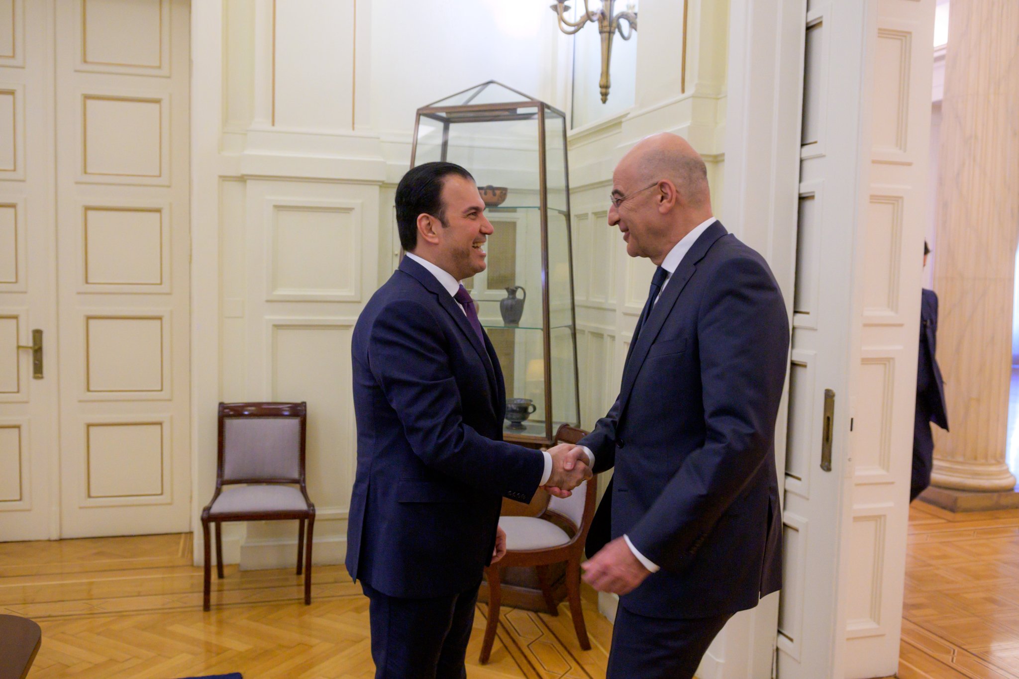 Ο πρεσβευτής του Κατάρ στην Ελλάδα Ουαλίντ Αλ – Εμάντι και ο υπουργός Εξωτερικών Νίκος Δένδιας © Twitter / Nikos Dendias
