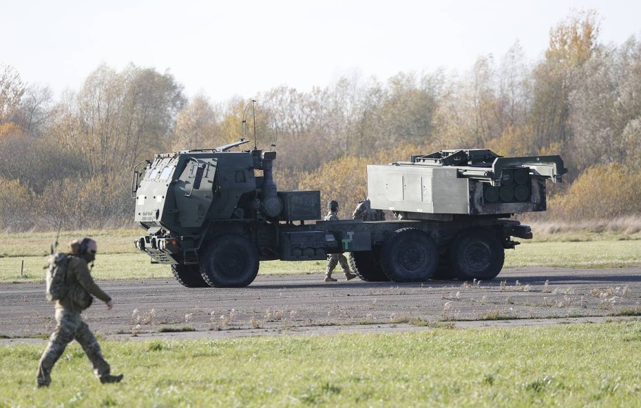 Εκτοξευτήρες πολλαπλών πυραύλων HIMARS © EPA/TOMS KALNINS