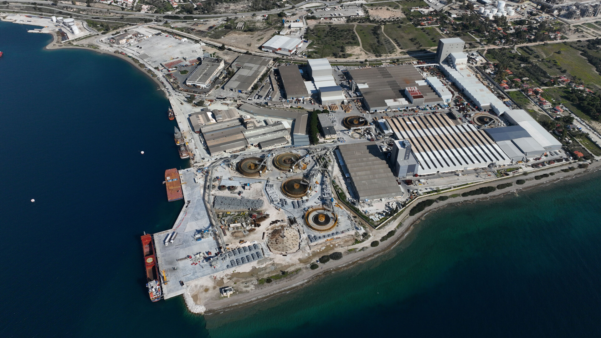 Το εργοστάσιο υποβρυχίων καλωδίων της Hellenic Cables στην Κόρινθο © ΔΤ