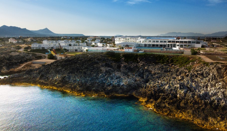 To 5άστερο resort Isla Brown Chania έχει πανοραμική θέα στο Κρητικό Πέλαγος © ΒROWN HOTELS